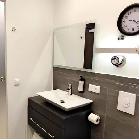 Homely P1 - Elegant Self-check-in Studio-apartment In -with Kitchen And Washing Machine Lejlighed