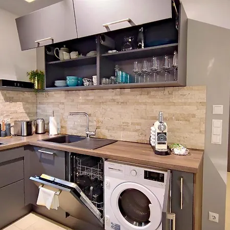 Homely P1 - Elegant Self-check-in Studio-apartment In With Kitchen And Washing Machine Apartment